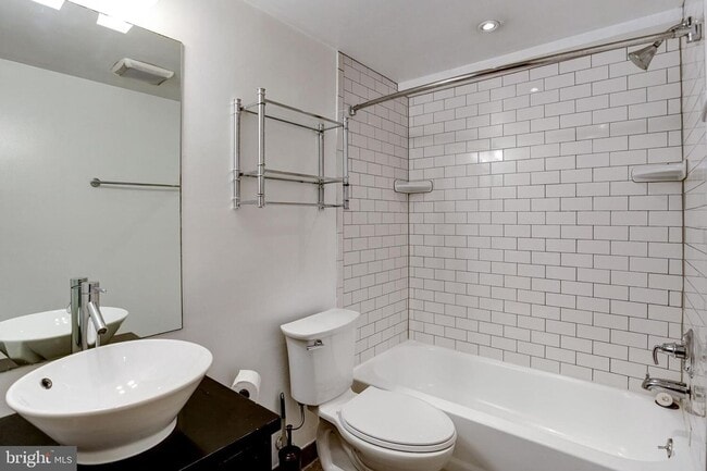 Building Photo - Dupont Circle!!// Professionally Managed// 1 Bedroom 1 Bathroom Condo