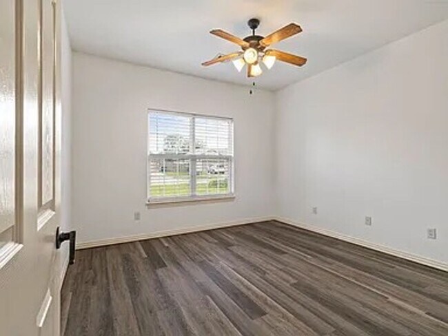 Building Photo - 1909 SW Elington St