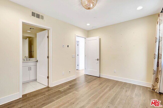 Building Photo - 1414 1/2 N Stanley Ave