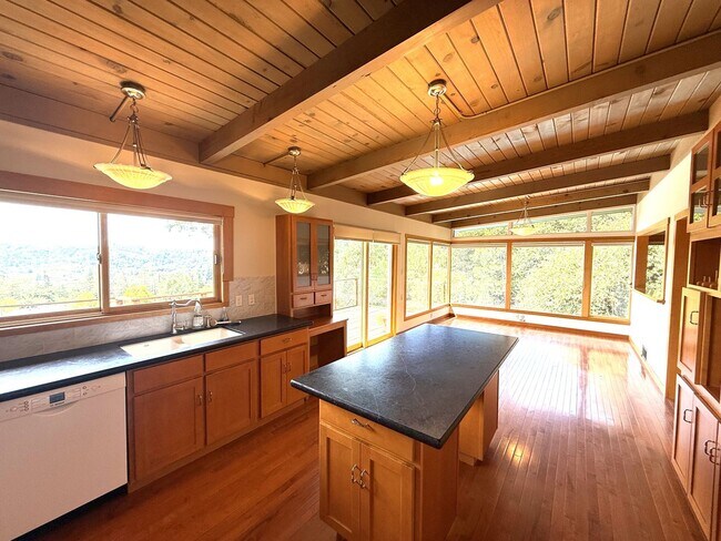 Building Photo - SPACIOUS  FOUR BED / THREE BATH SAN RAFAEL...