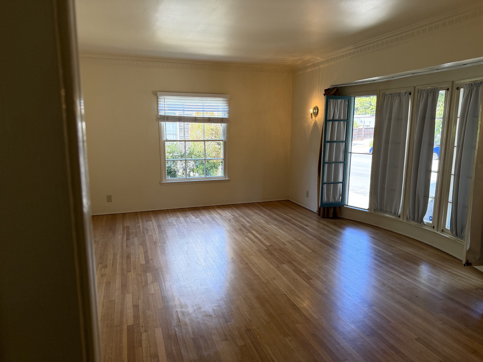 Building Photo - 5408 1/2 Franklin Ave