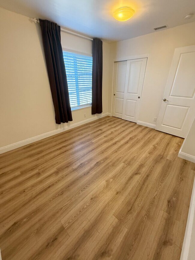 Building Photo - Beautifully Upgraded 4 Bed/2 Bath Single-L...