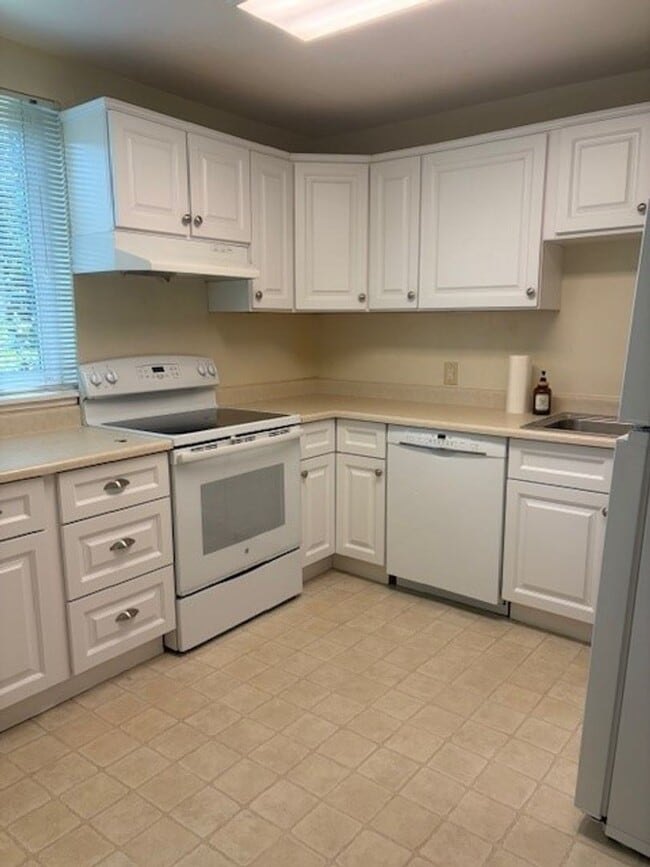 Building Photo - 2 Bedroom 1.5 Bathroom Old Folsom Charmer