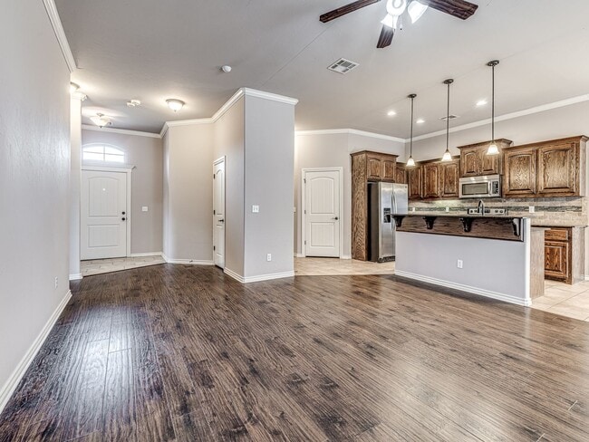 Building Photo - 3 Bedroom + Study + 3 car garage home located in the heart of Edmond!