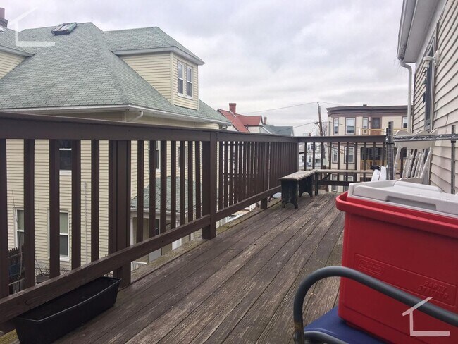 Building Photo - Awesome 3bed 1 bath Duplex in Brighton...
