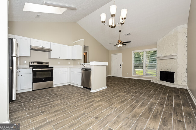 Building Photo - 402 Hawthorne Cir