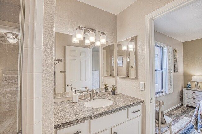 Building Photo - 6655 N Canyon Crest Dr