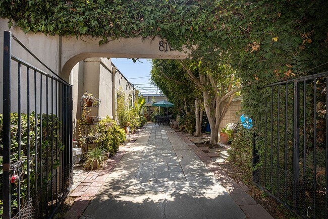 Building Photo - Warm & Welcoming Home Near Melrose with Room to Live, Work & Create