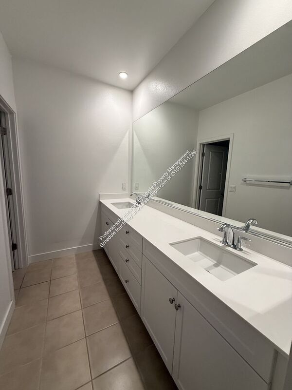 Building Photo - 1922 Willow St