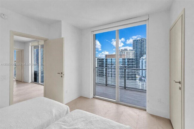 Building Photo - 1300 Brickell Bay Dr