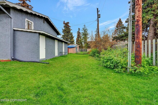 Building Photo - The Single-Family Alternative: 4BD/2BA Triplex Unit with Modern Comforts