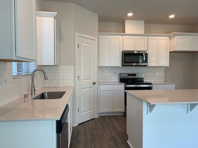 Building Photo - 4 BED/2.5 BATH PLUS A HUGE BONUS ROOM! HIGH END FINISHES! LARGE FENCED BACKYARD !