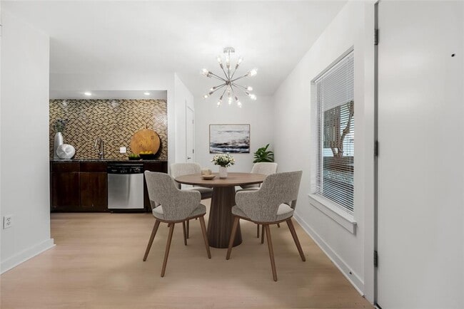 Building Photo - 2200 Dickson Dr