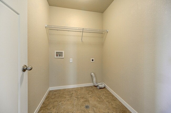 Building Photo - HUGE SIX (6!!!) BD HOME IN LORSON RANCH!