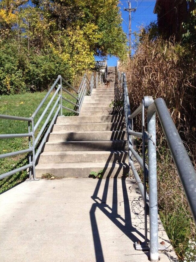 Building Photo - 107 E Clifton Ave