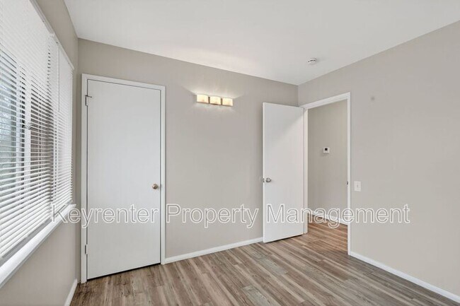 Building Photo - 900 Paddock Dr