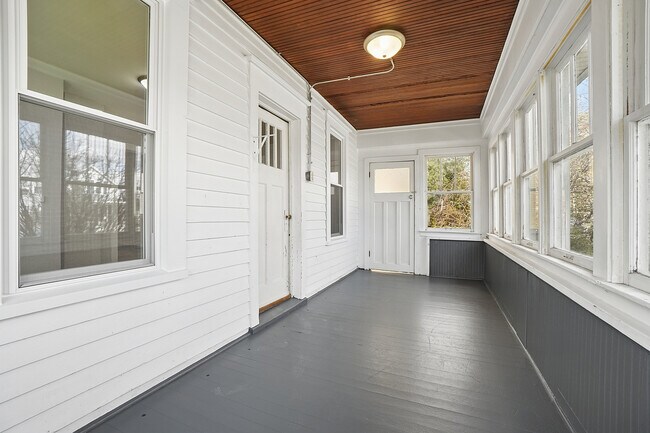 Building Photo - 906 State St