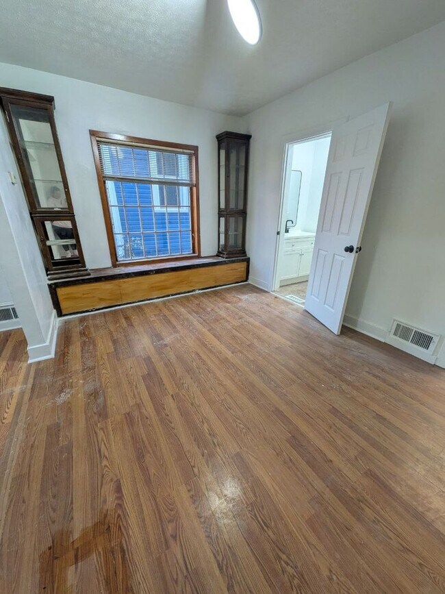 Building Photo - 3 bedroom minutes from Gordon Square and Ohio City