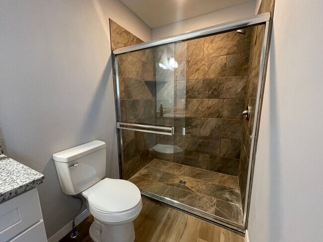 Building Photo - Luxury Lake Living Starts Here – Brand-New 2 Bed, 2 Bath House in Kimberling City- Year Round Vac...