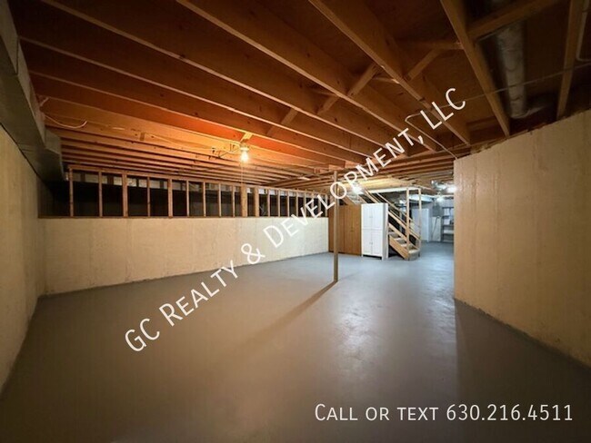 Building Photo - 735 Grandview Dr