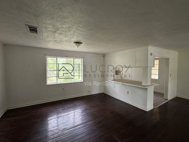 Building Photo - 323 Colonial Dr