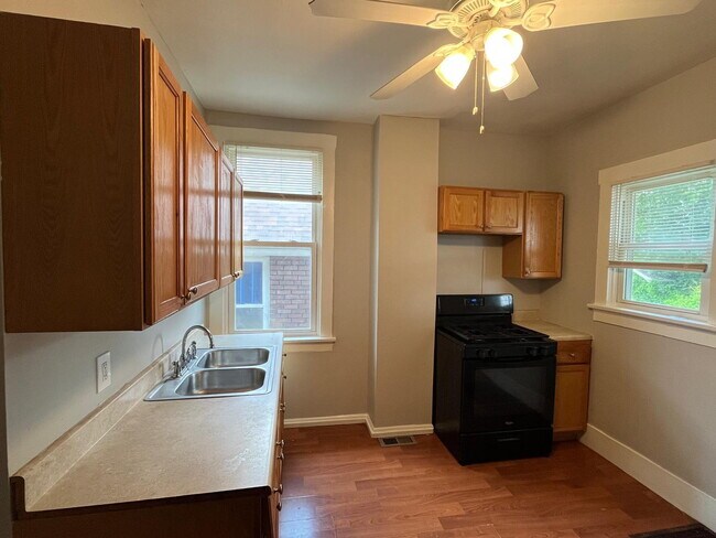 Building Photo - Charming 2-Bed Bungalow with Gorgeous Hardwood Floors!
