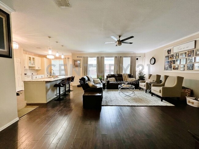 Building Photo - Fantastic 2-Story 5/3/2 in Fort Worth For ...