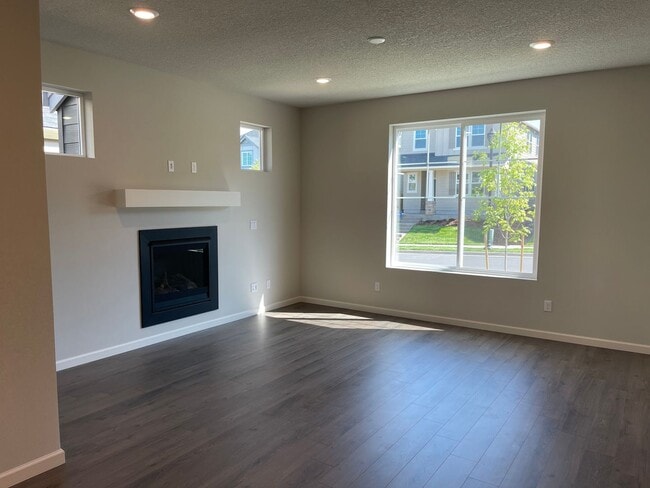 Building Photo - Stylish & Comfortable Living with Fireplace, Island Kitchen, and Private Suite, parks and playgro...