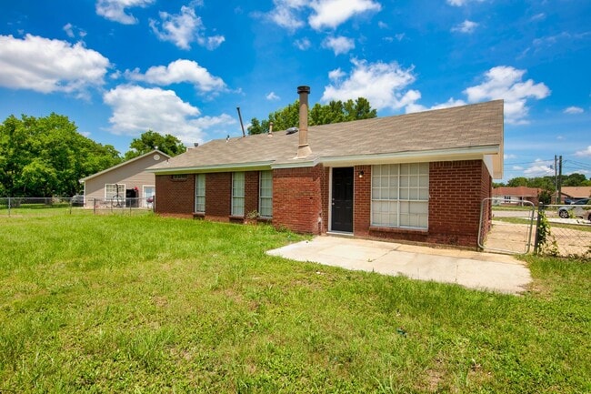 Building Photo - ** 3 bed 2 bath located off Wares Ferry Rd ** call (334) 366-9198 for a showing self tour