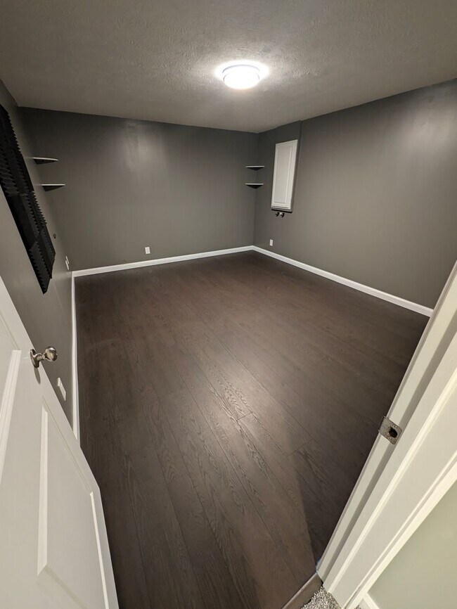 Building Photo - 908 S Mineral Dr