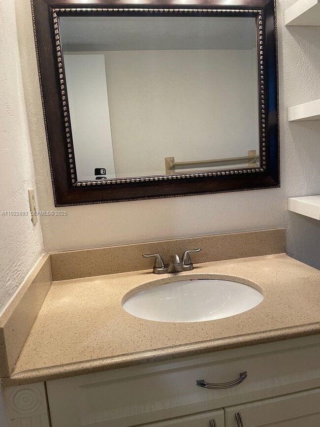 Building Photo - 3141 N Palm Aire Dr