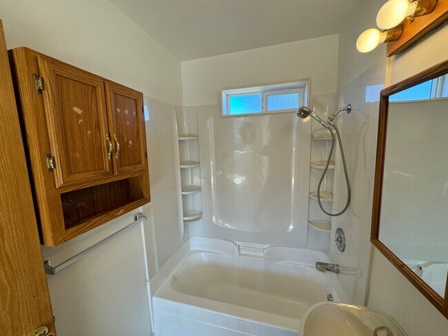 Building Photo - Adorable two bedroom cottage in Newport!