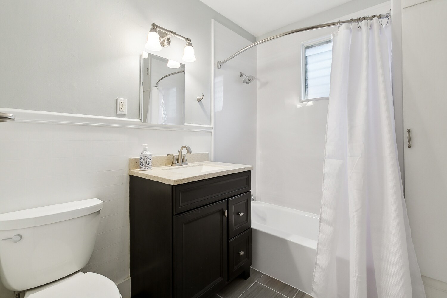 Fully renovated bath - 209 Vine St