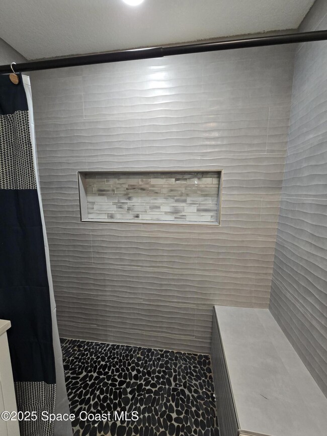 Building Photo - 2417 Colonial Dr