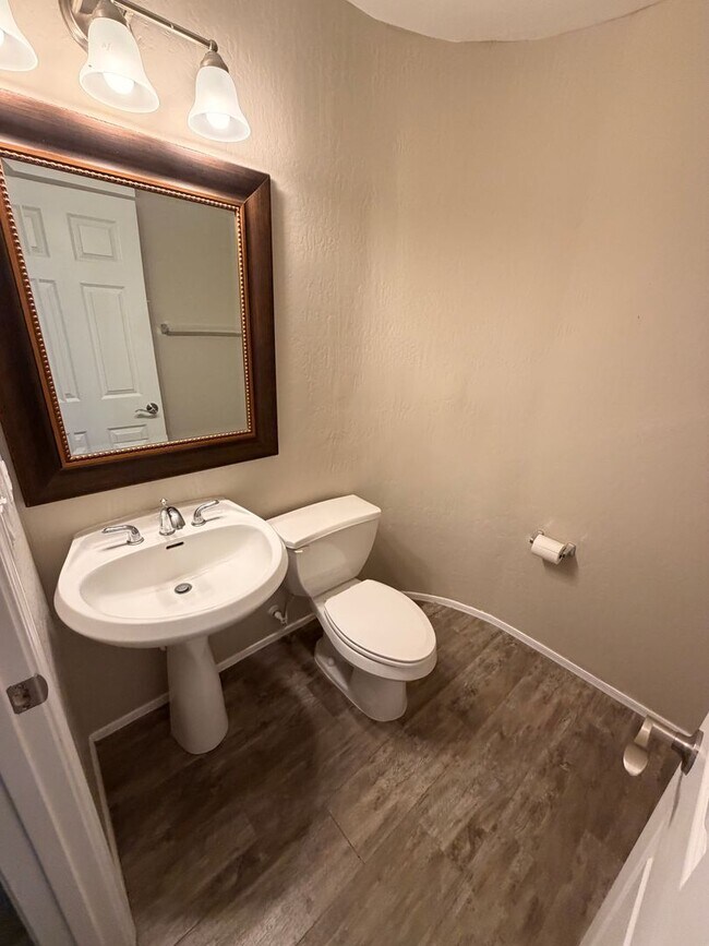 Building Photo - Spacious 5Bdm 3.5Ba Litchfield Park Home in a Small Gated Community