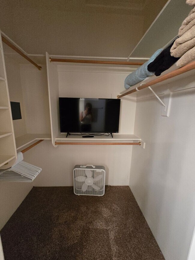Building Photo - Unfurnished, 1-Year Long-Term Rental
