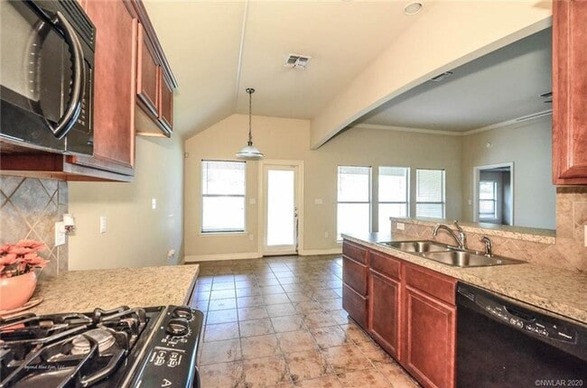 Building Photo - Savannah Place 3 Bed 2 Bath