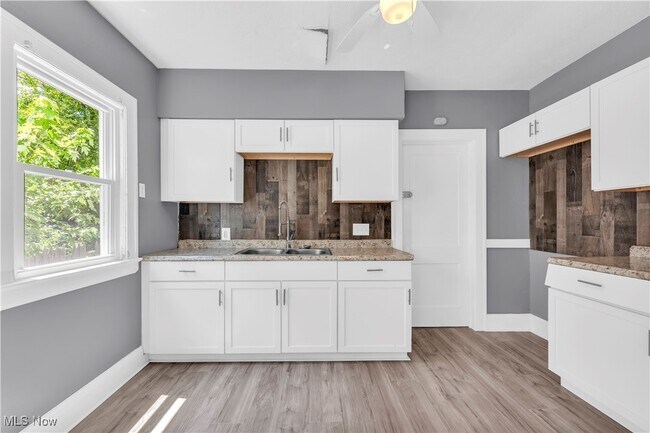Building Photo - 364 E 161st St