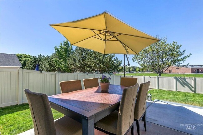 Building Photo - Large 5 Bedroom 3 Bath Home in Meridian _ Dog Friendly!