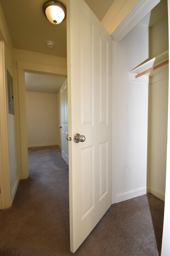 Building Photo - Beautiful 2BR/1Bath Unit.  Centrally Located.  Washer/Dryer in unit!