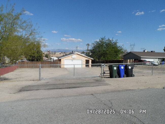Building Photo - 3 Bedrooms, 2 Bathroom, Large Fully Fenced...