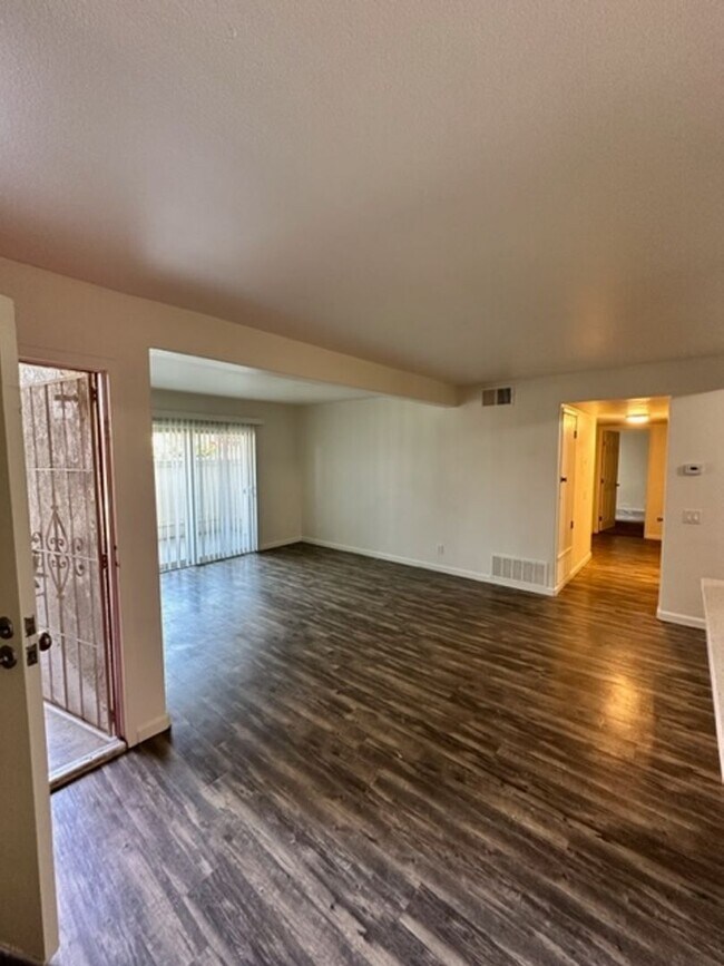 Building Photo - Charming Condo 3+2