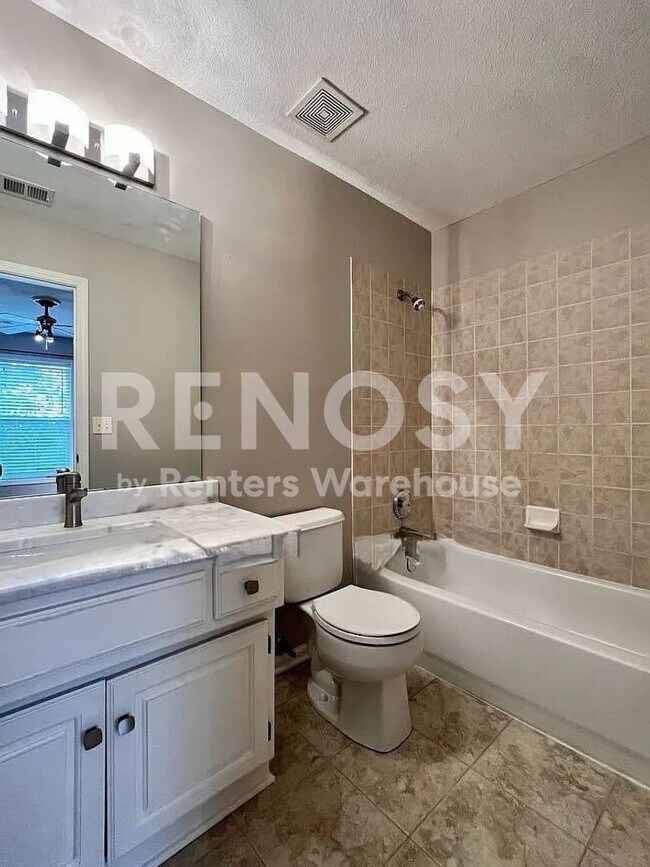 Building Photo - 5 Bedroom Home in Overland Park