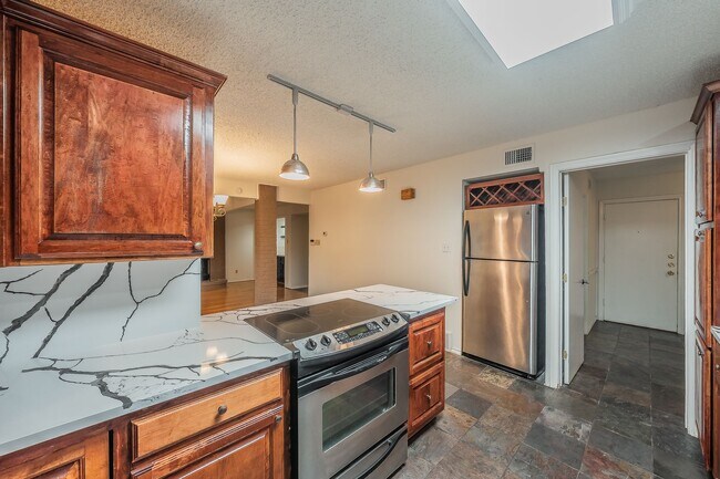 Building Photo - Amazing Townhome