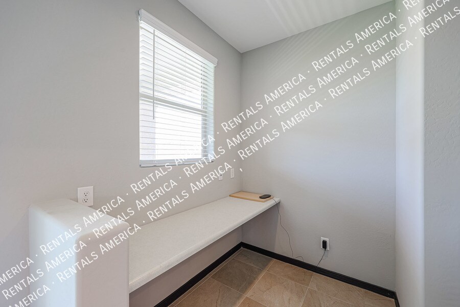 Building Photo - 5610 N 90th Dr