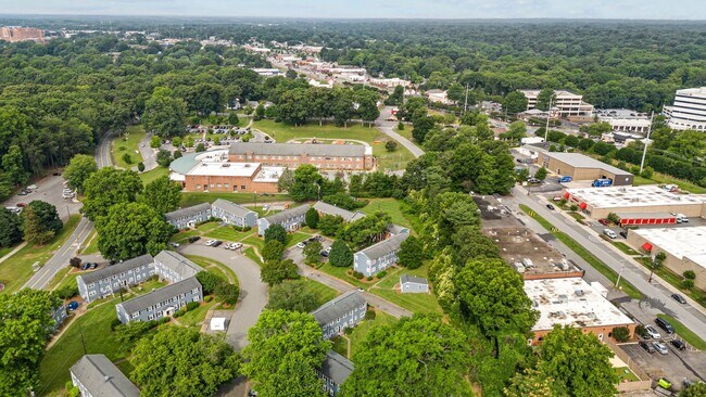 Building Photo - Renovated 2BR/1BA Condo close to shopping and the hospital