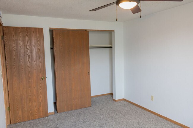 Building Photo - $1,025 | 2 Bedroom, 1 Bathroom Apartment |...