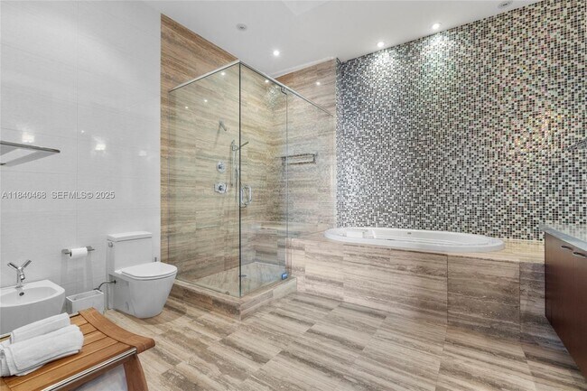 Building Photo - 16001 Collins Ave