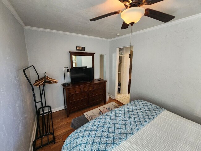 Building Photo - Quaint 1 bed 1bath Apartment