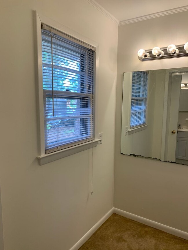 Building Photo - 3 Bedroom 1.5 Bath House on N. Wallace Ava...